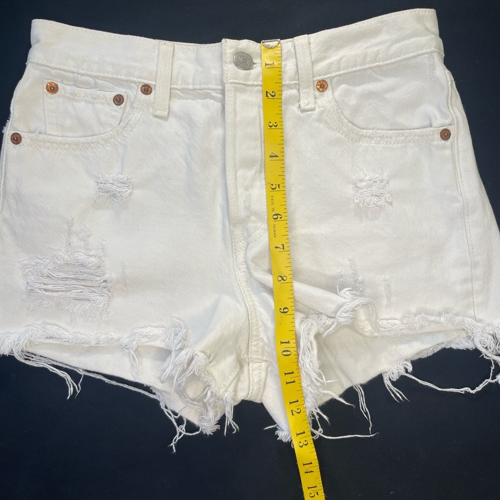 White Denim Levi’s Shorts Size 26 - Picture 10 of 10